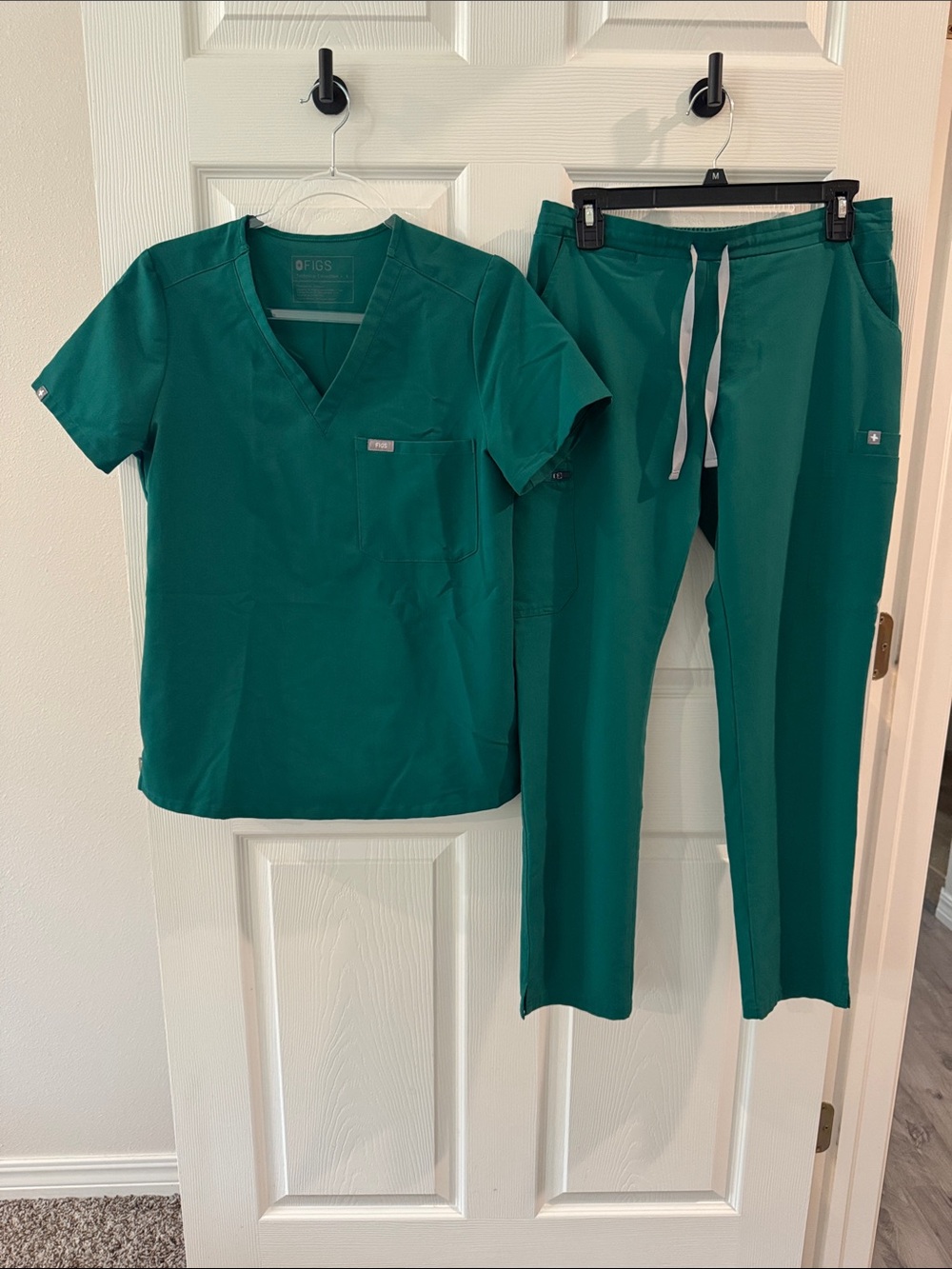 Women’s Figs hunter green scrub set. Lightly worn